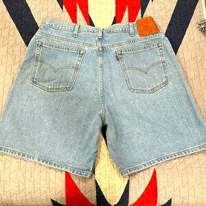 Women Levi’s Shorts mid to high rise. Blue size 18W